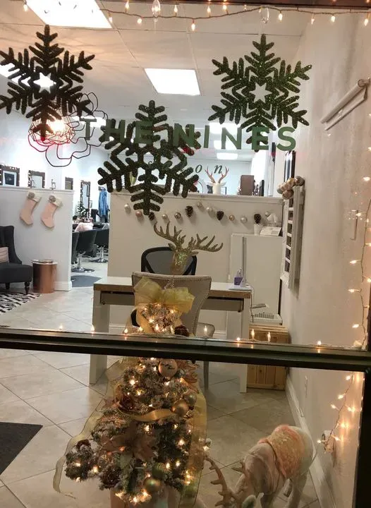 https://cdn.salonspotlight.com/photos/CZSpU0sn2w33rgSYi8ew/01604f83-494a-4833-8770-de0bc9fd19e1_720x720