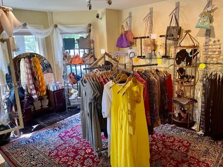 https://cdn.salonspotlight.com/photos/CaFGTBoJD7Pepji1Vnaj/9aa0650e-f011-430f-b097-60a77758ba02_720x720