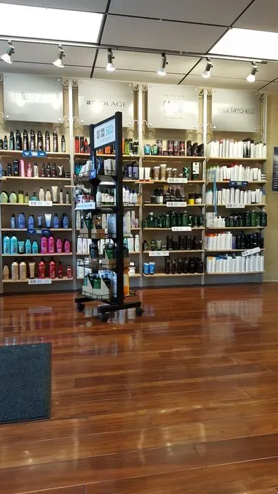 https://cdn.salonspotlight.com/photos/CcUs6gC0iIdBBmNaMiDC/843db718-e5f8-43e1-a19c-0e633c740cbe_720x720