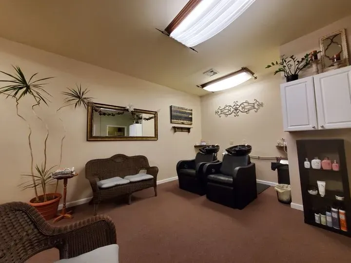 https://cdn.salonspotlight.com/photos/Cgv7tqYqsRSQpT9ANx39/19f96e08-7ec0-469d-826d-06a67ef2a896_720x720