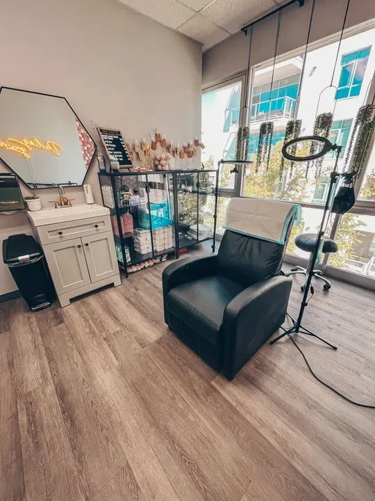 https://cdn.salonspotlight.com/photos/ChxH7nXx6AzK6ZVkT2aJ/0366cfbf-cf18-43db-acdb-674fbc618cef_720x720