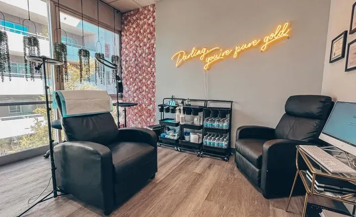 https://cdn.salonspotlight.com/photos/ChxH7nXx6AzK6ZVkT2aJ/fd413bb7-c21e-42a1-ac2d-90b416d6eedd_720x720