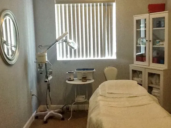 https://cdn.salonspotlight.com/photos/Cide7n8oVDUW9nR6wARP/3d8484f2-856a-4e4d-acb7-1ec55b2ddf20_720x720