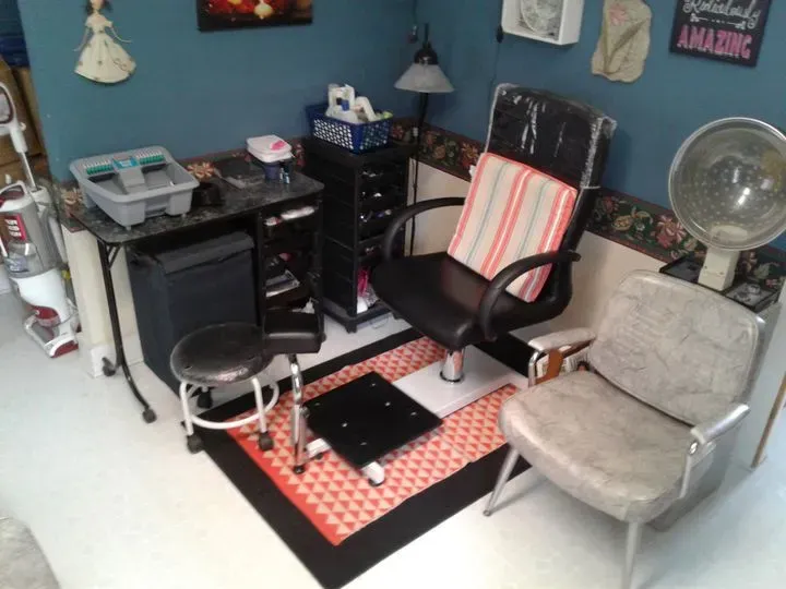 https://cdn.salonspotlight.com/photos/CksXgW8hEtjcySJCOWpx/e6eefbd8-a23b-429a-8ff9-6c1f6a0a300c_720x720
