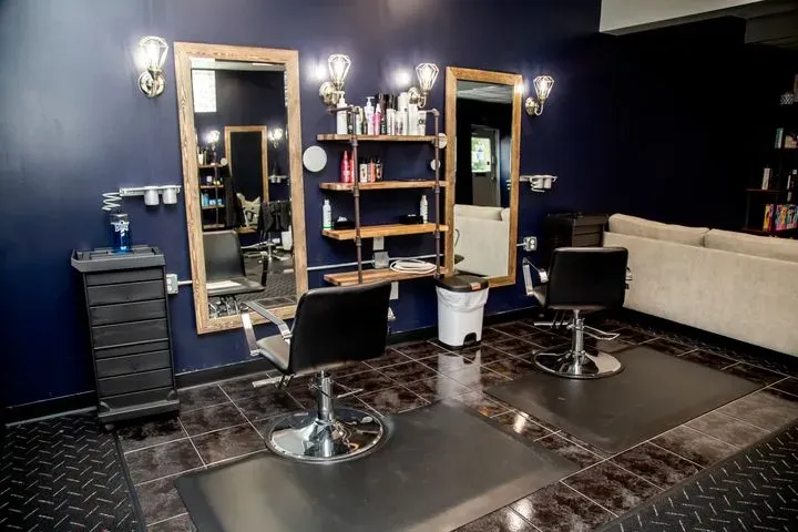 https://cdn.salonspotlight.com/photos/ClUXPuZmvZjgaUIbZltO/469e7d68-2a45-463a-8bfd-d4fe41b2135e_720x720