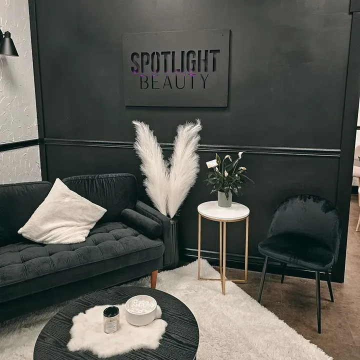 https://cdn.salonspotlight.com/photos/CmAhgFtRBZFT3nu8PRXR/884e92c4-f70a-4e85-a11f-e42441ba93b5_720x720