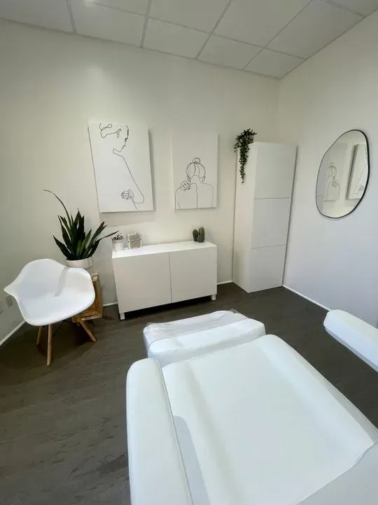 https://cdn.salonspotlight.com/photos/CpHrvLUeTZ5nEY9fwCmo/3d032084-0c39-478f-8c6f-13959ffa1a29_720x720