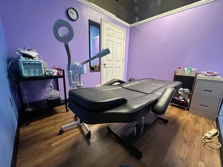 https://cdn.salonspotlight.com/photos/Cpy56Zxo4OegQbWp4FGw/add87cbd-44d8-409e-8fdf-d3e478f8f6d6_720x720
