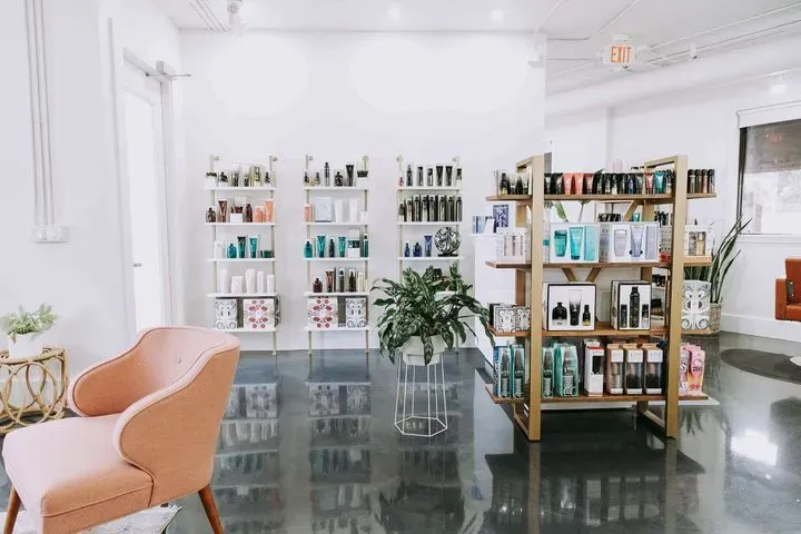 https://cdn.salonspotlight.com/photos/CryK8PEYomu7ZRrDViom/f905acb5-20a7-4018-97e5-a063ec0e70c9_720x720