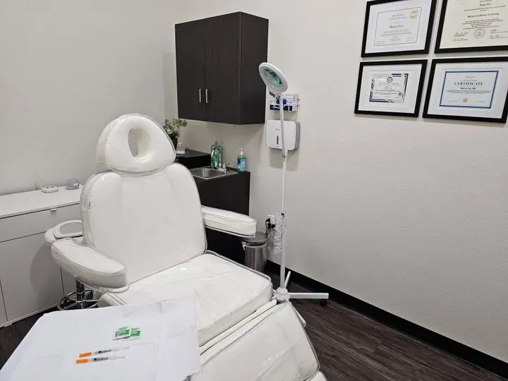 https://cdn.salonspotlight.com/photos/CsTl1dFWAkFtDjp0HKDH/8a67c045-cf3e-4757-ae4d-b3c845aaa53c_720x720