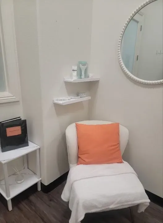 https://cdn.salonspotlight.com/photos/CsTl1dFWAkFtDjp0HKDH/9241eb1b-ce71-4eeb-9d13-c1be0dcdf272_720x720