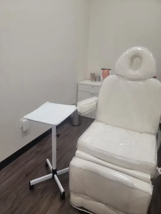 https://cdn.salonspotlight.com/photos/CsTl1dFWAkFtDjp0HKDH/93ce6600-38d9-4af0-91c6-0e16dbc3f563_720x720