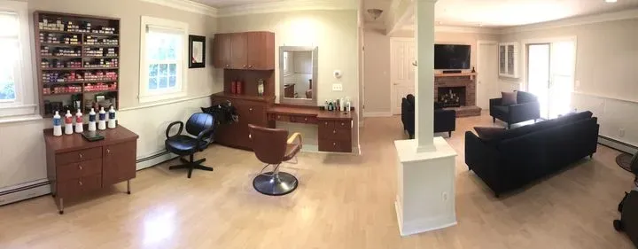 https://cdn.salonspotlight.com/photos/CuzTMUaeWTkOLOwCzMWw/65e006aa-b2d2-4de3-9602-d35268781eca_720x720
