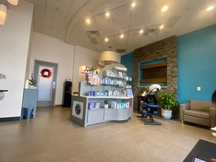 https://cdn.salonspotlight.com/photos/CvQj2UimhB4DKKf2ivck/8569f858-dc58-4c11-9d8d-b5dcf1caf03b_720x720