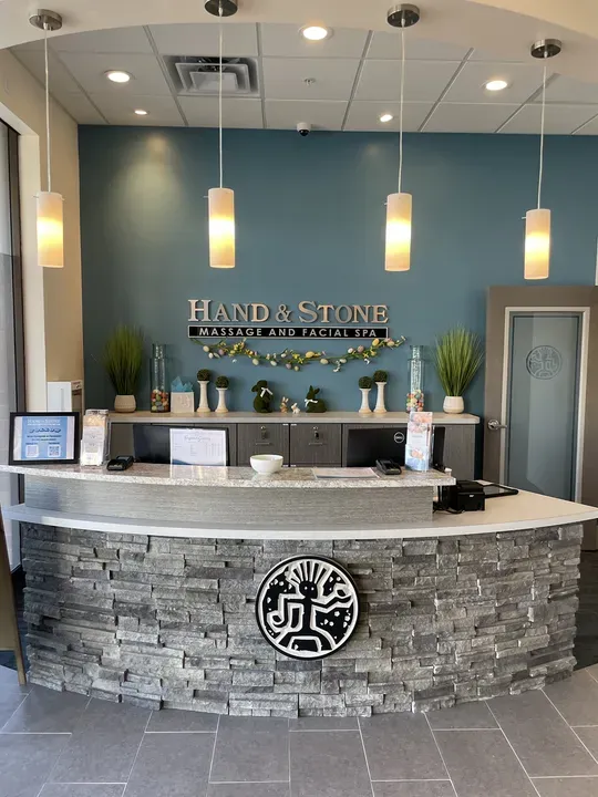 https://cdn.salonspotlight.com/photos/CvQj2UimhB4DKKf2ivck/ce854e51-3a7a-45d3-aa86-4ca2a8885dc0_720x720