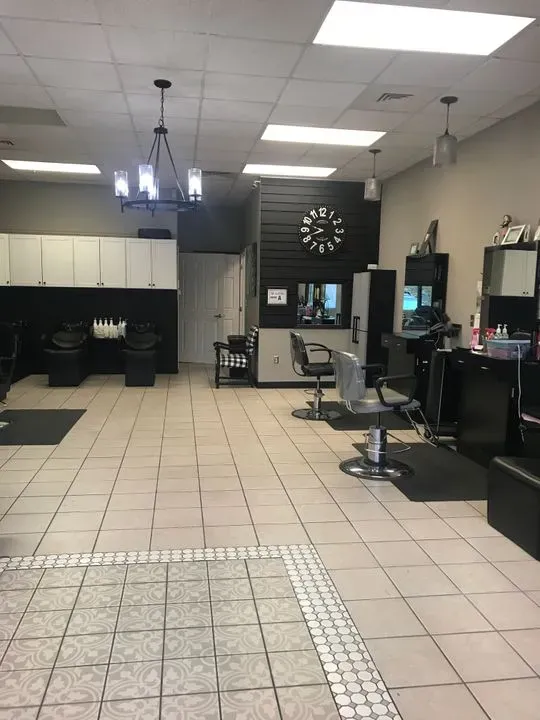 https://cdn.salonspotlight.com/photos/CwGGZ5yGuX65oENKPTEo/2600358f-4158-44fe-9313-d70967c9e86b_720x720