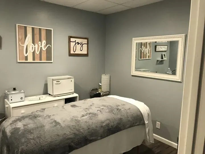 https://cdn.salonspotlight.com/photos/Cy3HYuL8USz39ADpYf2C/7e7d63ed-b2c5-4ed8-8300-1bc27ed369cc_720x720