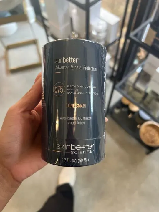 https://cdn.salonspotlight.com/photos/D2pF1ctz20dRVV8coi5Y/e06ce03a-8690-4164-a6df-f195f990c2d8_720x720