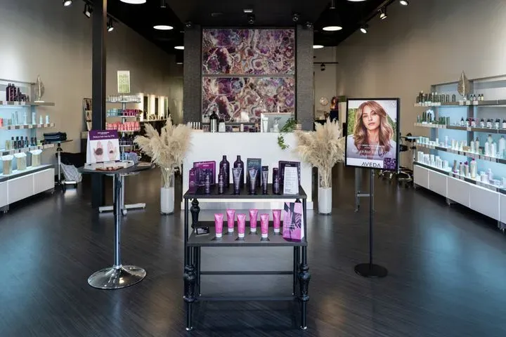 https://cdn.salonspotlight.com/photos/D3XvJFlQbToZNu8HuoNM/6d24cbcc-1b9d-4f6c-8ca1-dc11f835106b_720x720