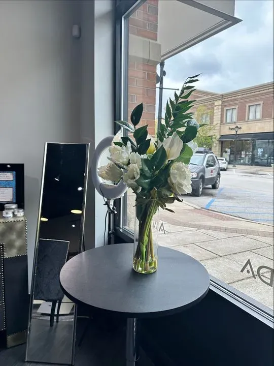 https://cdn.salonspotlight.com/photos/D3XvJFlQbToZNu8HuoNM/8ef26f56-321e-4054-b40a-35aa23599587_720x720