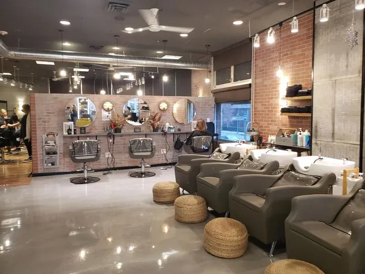 https://cdn.salonspotlight.com/photos/D4N73YYM2mUEfZWifa8V/058774dc-6560-4f93-bae1-a84adeb4bdae_720x720