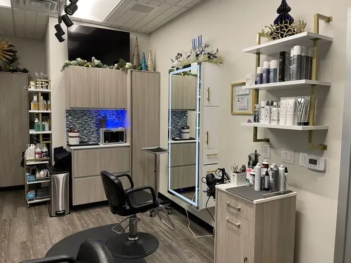 https://cdn.salonspotlight.com/photos/D5AbI9qIcAIO5UULfc3q/a0d72245-6ef1-40da-a911-f6c7bd6b9960_720x720