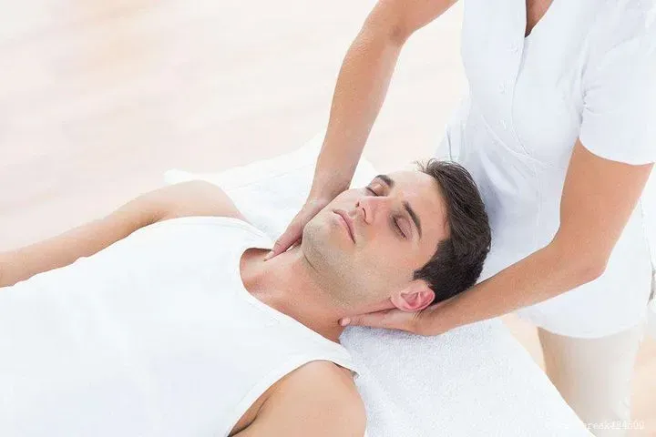 https://cdn.salonspotlight.com/photos/D6pXPEBgkK2zCEFYaDhU/e0372dab-4405-4810-a02d-54ed2e175e7c_720x720