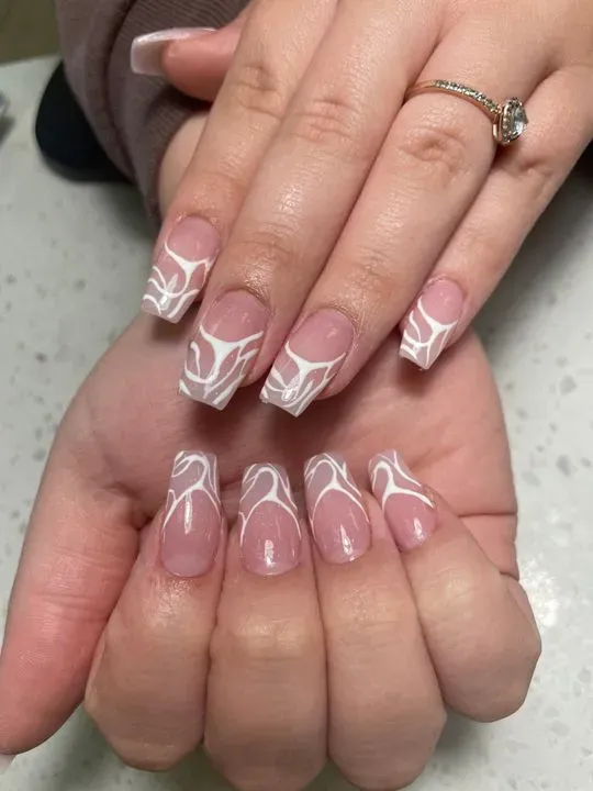 https://cdn.salonspotlight.com/photos/D990VDSaLLqSbMV8YwBO/6f98d5f8-bfd7-4bc0-8d83-ae8bf907d151_720x720