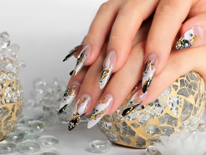 https://cdn.salonspotlight.com/photos/D990VDSaLLqSbMV8YwBO/c3ff90cb-ba77-4aaa-92aa-3e4e597f5d46_720x720