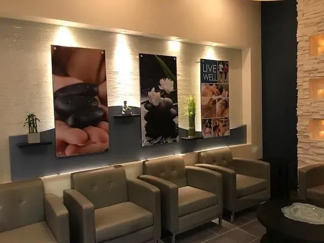 https://cdn.salonspotlight.com/photos/D9LSZV7iNMwtzZt8Dcaj/8d26f240-6820-400e-8bc0-7e568f8d193d_720x720