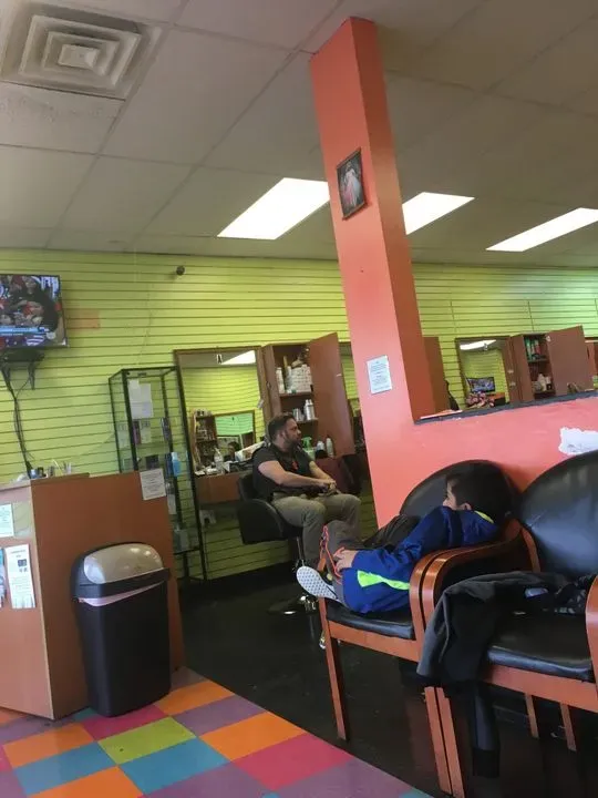 https://cdn.salonspotlight.com/photos/DBS33pPJ8fytT6IUUtcw/b3aac21b-efe7-4355-b345-9a36fb58c55e_720x720