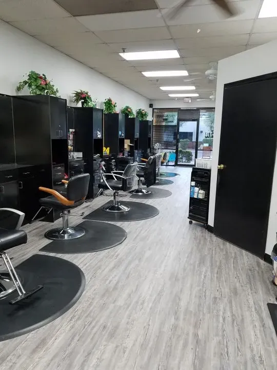 https://cdn.salonspotlight.com/photos/DBizTu8I8HUgCZrlHweV/2827ed97-833e-4721-bcfd-a1597f20e6bf_720x720