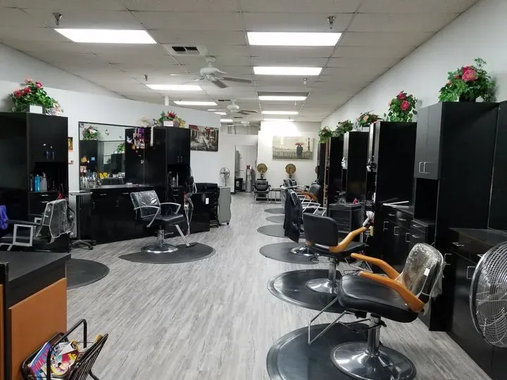 https://cdn.salonspotlight.com/photos/DBizTu8I8HUgCZrlHweV/aa8782ab-b87f-4ff8-9387-8cc2d19f7a2e_720x720