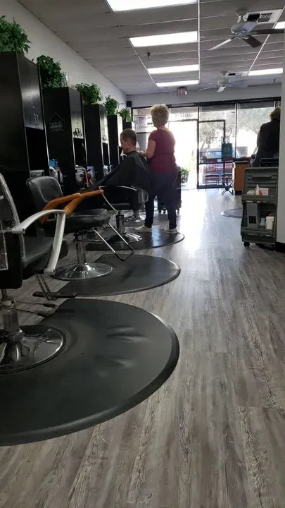 https://cdn.salonspotlight.com/photos/DBizTu8I8HUgCZrlHweV/bdf500d8-58d4-4470-b51d-9370aecc5413_720x720
