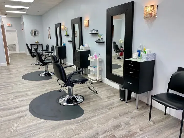 https://cdn.salonspotlight.com/photos/DC1Lp9RW1h6acdIJMlqL/43d2b036-a3fb-4b81-9b9c-a48f6faf7bc0_720x720