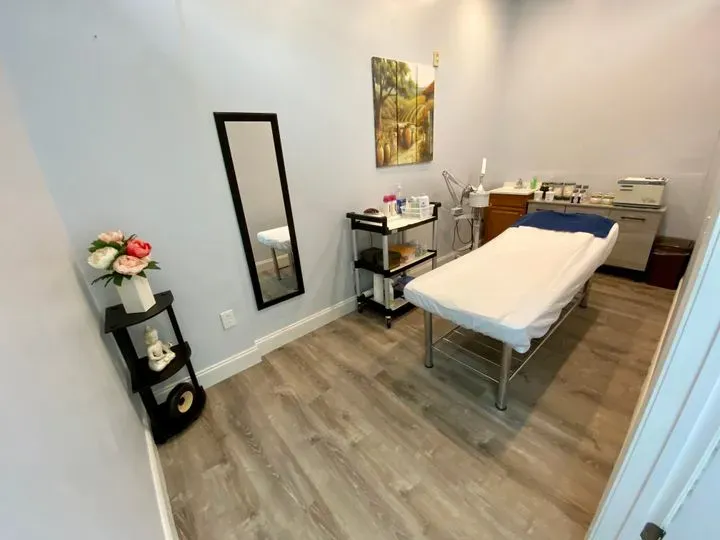 https://cdn.salonspotlight.com/photos/DC1Lp9RW1h6acdIJMlqL/b70edeef-f907-4044-92c9-0f793d8a666c_720x720