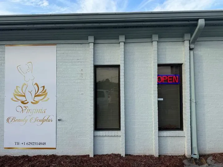 https://cdn.salonspotlight.com/photos/DCRDtEbYJi2HR7cUu75q/63450090-c8d8-4797-a053-bd6fb43f8cbc_720x720