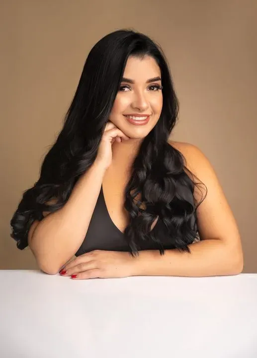 https://cdn.salonspotlight.com/photos/DCRDtEbYJi2HR7cUu75q/be227c27-bf22-41c3-aa56-0054d31dda4f_720x720