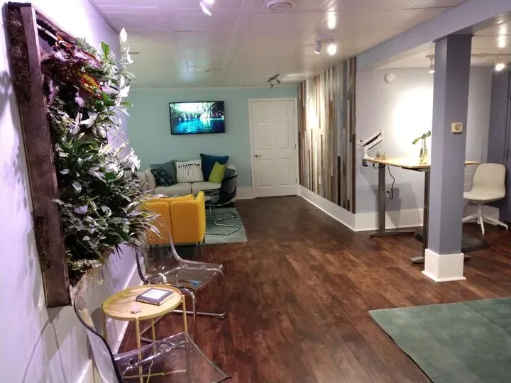 https://cdn.salonspotlight.com/photos/DCx1bEPnYRentWkARF9m/8ca017d6-771f-4dc6-963d-0fe8b5782528_720x720