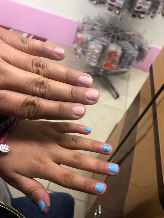 https://cdn.salonspotlight.com/photos/DD7RmNRSKKryiuRRLChV/32c1b2c3-1597-4248-a041-0516d2775a88_720x720
