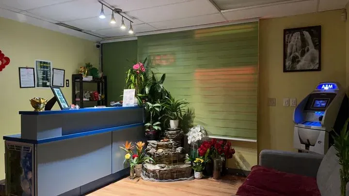 https://cdn.salonspotlight.com/photos/DDeGfVd7nWy8bLEi9N0a/d61d2bab-bf26-4944-bc9f-3606b65a5f63_720x720
