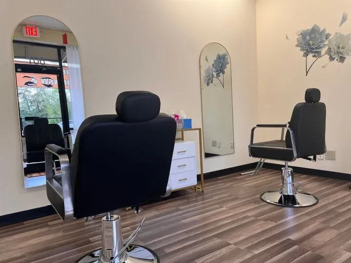 https://cdn.salonspotlight.com/photos/DE9uh74ilPyzeqeBY9rN/00130490-b2ee-416c-b8a4-0cd9792b9293_720x720