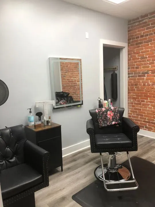 https://cdn.salonspotlight.com/photos/DEnBg3eVlhHORiuuDXOA/657a4640-99fd-4081-ba2f-233fe915c1f4_720x720