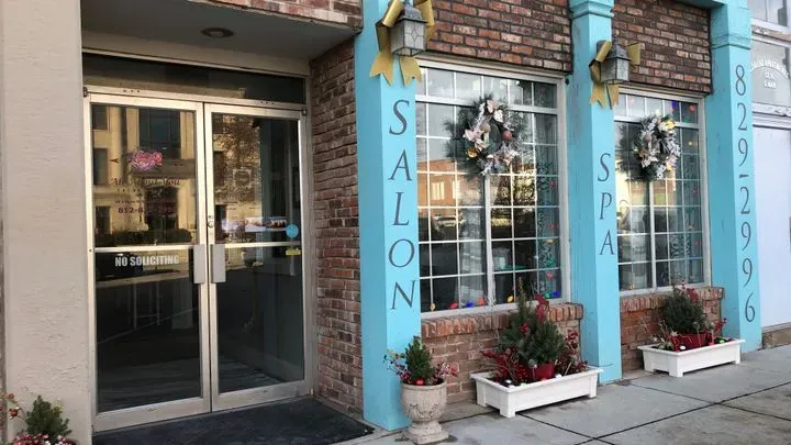 https://cdn.salonspotlight.com/photos/DEnBg3eVlhHORiuuDXOA/ec5ca217-b655-4284-bf90-75b3bf86c255_720x720