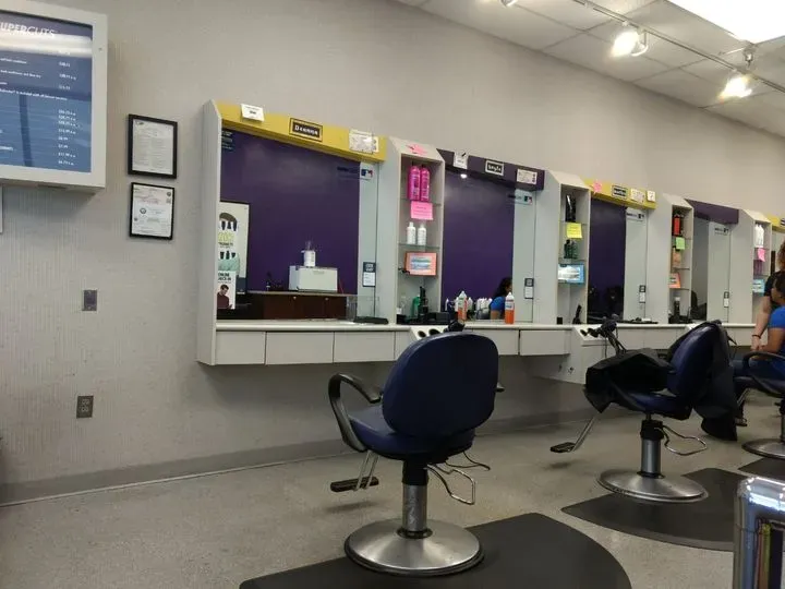 https://cdn.salonspotlight.com/photos/DFbNKnpdcErEsz5stF4C/7c27c18a-0641-4c33-b2c3-d160bfad9ffc_720x720
