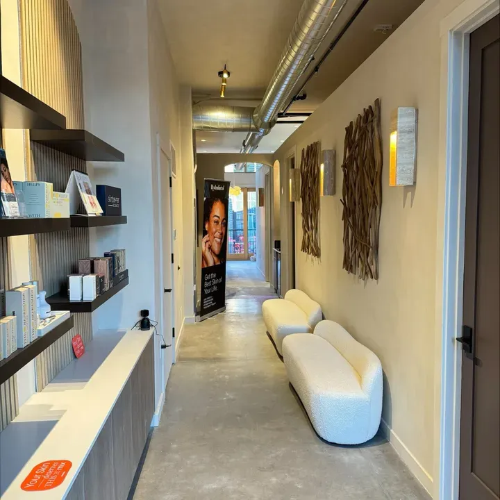 https://cdn.salonspotlight.com/photos/DGsmG3tmALlfYZXpy0IV/56633a59-5091-417c-979a-c0f5f0b4f895_720x720
