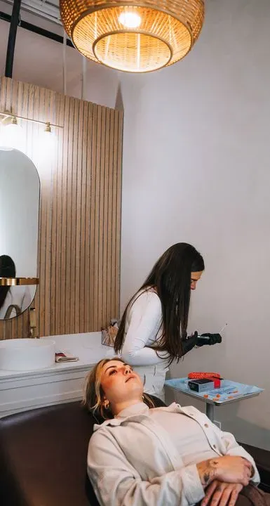 https://cdn.salonspotlight.com/photos/DGsmG3tmALlfYZXpy0IV/ef453cca-5efd-4380-8a34-1c08335229d2_720x720