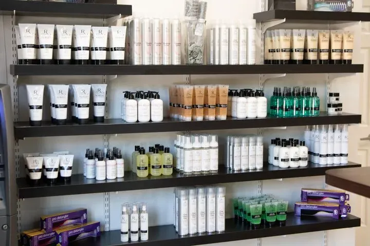 https://cdn.salonspotlight.com/photos/DI8fvSWJmMKiHaVDeLyr/d33c59be-87e7-47c5-9ac8-edeafc64f876_720x720