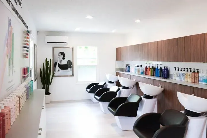 https://cdn.salonspotlight.com/photos/DJSeZQpgMfXzkiIomRsS/6509d183-ee7a-4f34-ae54-6acf15f0f584_720x720