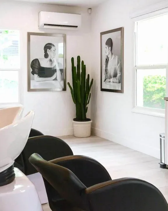 https://cdn.salonspotlight.com/photos/DJSeZQpgMfXzkiIomRsS/af158df1-c798-4b78-a4b0-479cb0f1a5e4_720x720